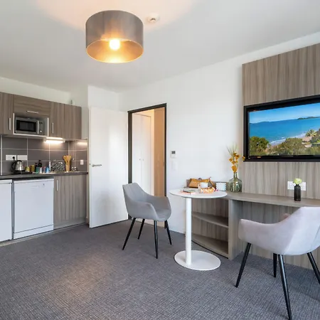 Nemea Grand Coeur Centre מלון דירות 4*